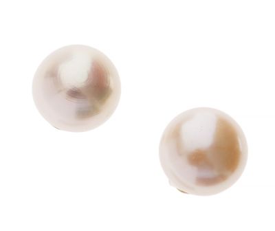 deux perles blanches sur une surface blanche, avec un fond blanc