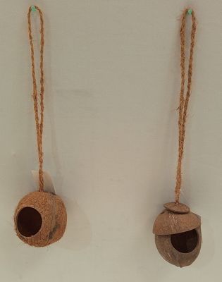 deux petites clochettes en bois suspendues à une corde fixée au mur