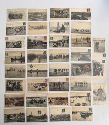 une vieille photo montrant plusieurs personnes sur une plage