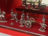 de nombreuses figurines de soldats exposées dans une vitrine