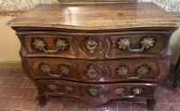10561-25 / CH COL / Commode tombeau en noyer ouvrant par tro… (photo 2)