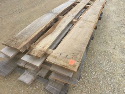 plusieurs morceaux de bois sont empilés les uns sur les autres par terre