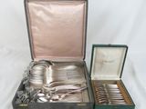 un coffret contenant de l'argenterie sur une surface blanche