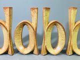 trois lettres en bois sculptées en forme de lettres