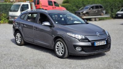 une voiture grise garée sur un parking