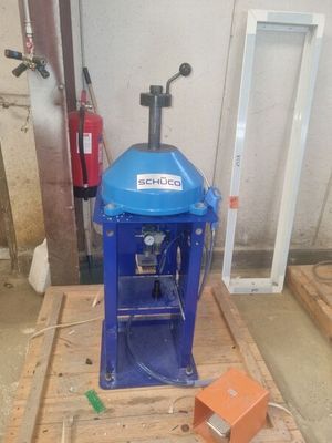 une machine bleue posée sur une palette