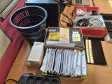 un bureau sur lequel se trouvent de nombreuses fournitures de bureau