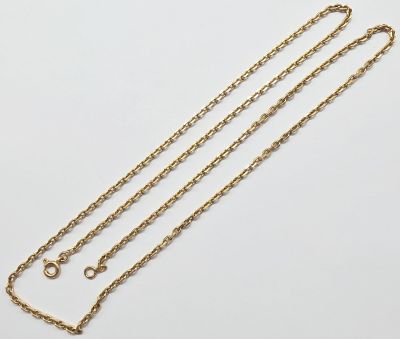 un collier à chaîne en or muni d'un fermoir et d'un fermoir