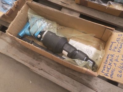 une caisse contenant une perceuse, posée sur une palette