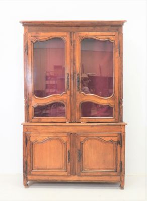 une armoire en bois munie de deux portes vitrées