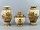 trois vases ornés de motifs asiatiques, disposés les uns à côté des autres