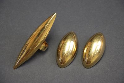 une paire de boutons de manchette plaqués or et une paire de boutons de manchette plaqués or