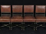 six fauteuils en cuir marron posés sur un tapis noir