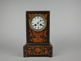 une petite horloge posée sur une table
