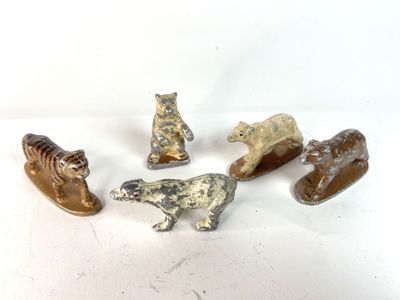 cinq types différents de figurines d'animaux sur un fond blanc