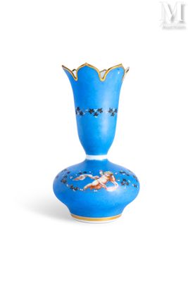 un vase bleu orné d'une décoration dorée