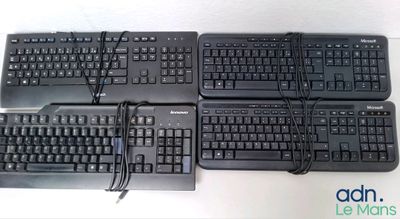 quatre claviers posés les uns sur les autres sur une table