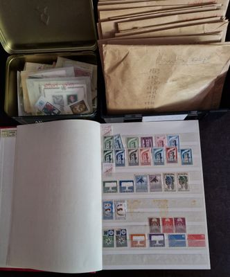 1 classeur de timbres d'Europa et quelques timbres de Réunio…