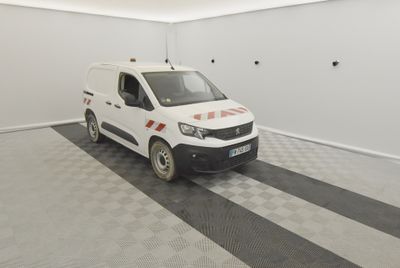 l'image d'une camionnette blanche garée dans un garage