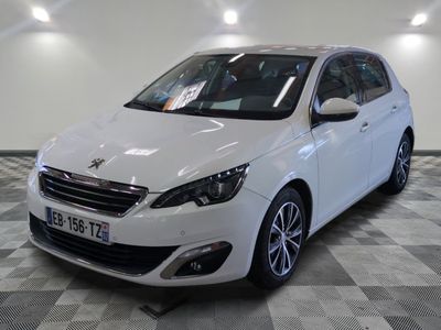 la voiture blanche est garée sur un sol en damier dans le garage