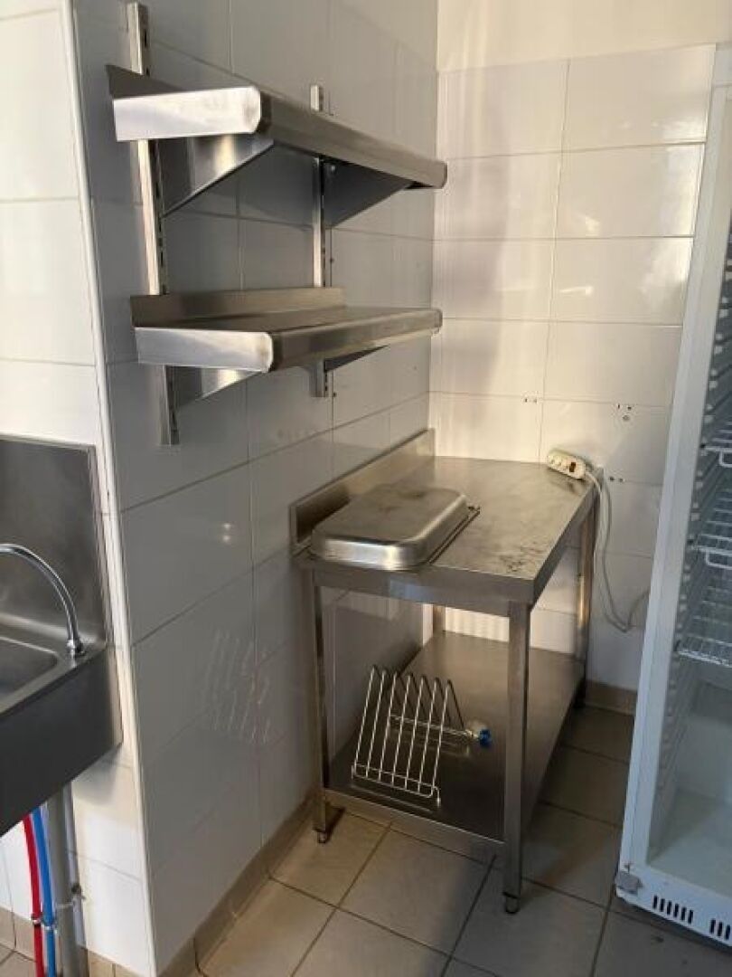 Une table de préparation inox deux plateaux avec dosseret