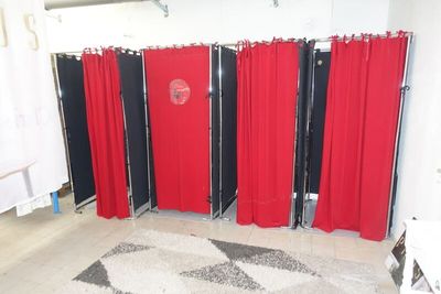 une pièce avec des rideaux rouges et un tapis au sol