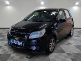 une photo d'une Chevrolet Aveo noire garée sur un sol à damier