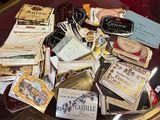 une table en verre sur laquelle sont posées de nombreuses cartes de toutes sortes