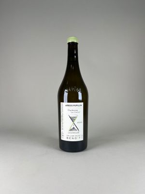 une bouteille de vin posée sur une table