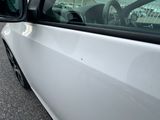 une voiture blanche garée sur le bord de la route