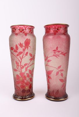 deux vases posés côte à côte sur une surface blanche