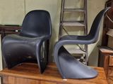 deux chaises posées sur une table en bois