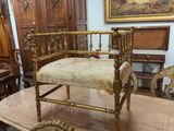 une table, des chaises et un lit dans une pièce