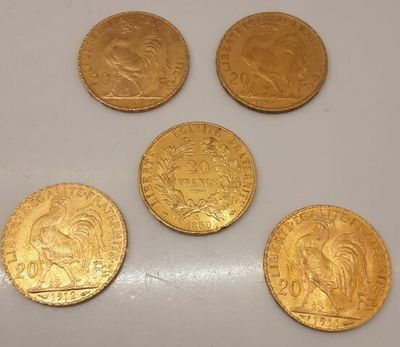 quatre pièces d'or sont représentées sur une surface blanche