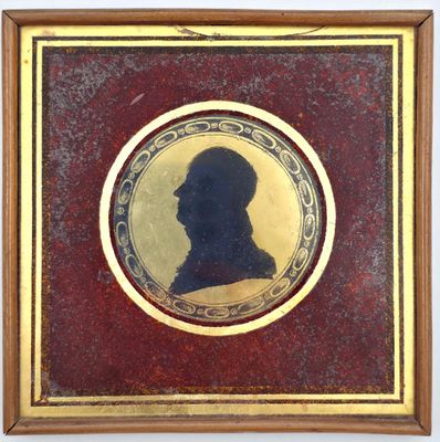 portrait d'un homme de profil dans un cadre rouge et or