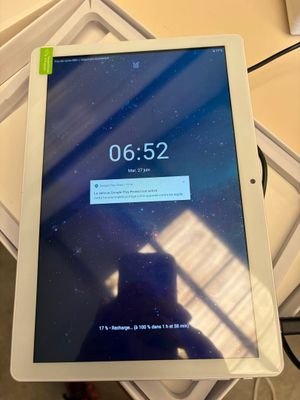 une image d'un ordinateur tablette posé sur une table