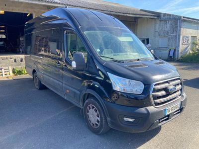 La camionnette noire est garée devant un immeuble.
