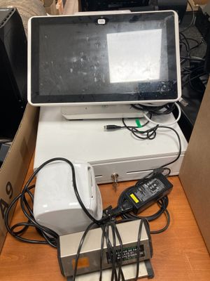 un ordinateur portable posé sur une boîte, sur une table