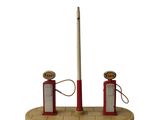 une station-service à l'ancienne avec deux pompes rouges et un mât blanc