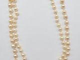 un collier de perles à un rang avec un fermoir en argent