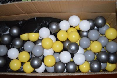 une boîte remplie de ballons posée sur une table