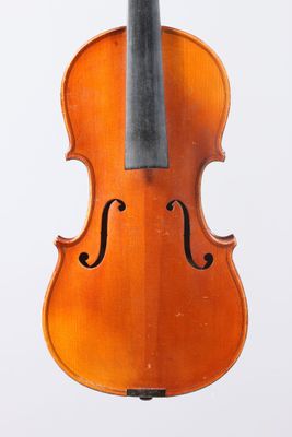 un gros plan d'un violon posé sur un pupitre, sur fond blanc