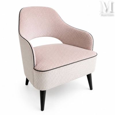 un gros plan d'une chaise rose aux pieds noirs sur fond blanc