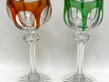 deux verres à vin posés l'un à côté de l'autre sur une table