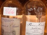 plusieurs bouteilles de vin sont alignées sur un comptoir