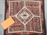 foulard carré marron et rouge, représentant une caisse d'oranges posée sur un plancher en bois