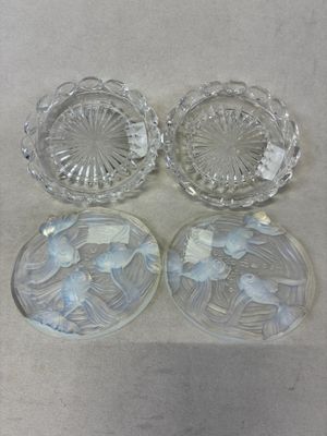 trois plats en verre transparent posés sur une table