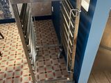 une photo d'une table en acier inoxydable dans une cuisine