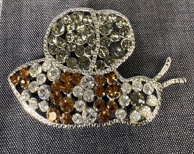 une image d'une broche représentant un oiseau en cristaux