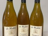 trois bouteilles de vin posées sur une table l'une à côté de l'autre